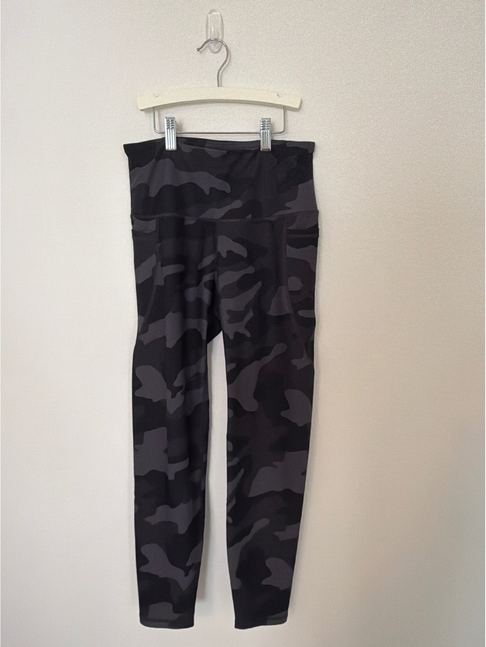 Old Navy Women's Active Powersoft High-Rise Black Camo Leggings Size Medium M
